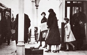 Principessa Elisabetta e Principessa Margaret Rose di ritorno a Londra, gennaio 1936
